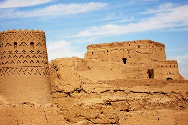 آشنایی با قلعه مهرجرد در میبد