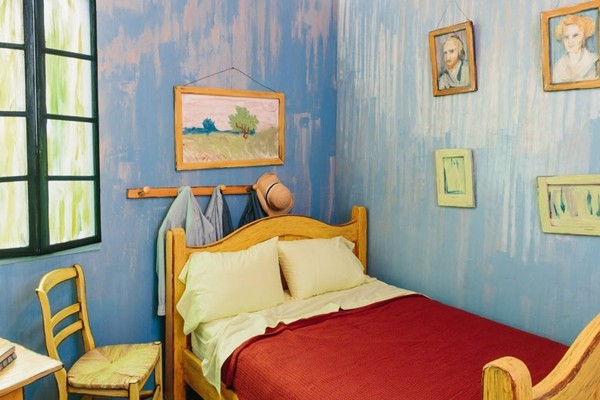 اتاق خواب الهام گرفته از اثر ون گوگ برای اجاره
