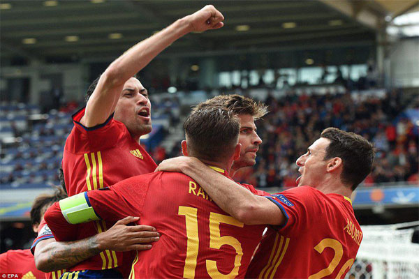 Spain 1 Czech Republic 0; Golden forehead Pique (1)