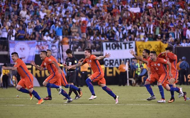 Chilean players celebrate after defeating Argentina and winning the Copa America Centenario final in East Rutherford, New Jersey, United States, on June 26, 2016. / AFP PHOTO / NELSON ALMEIDANELSON ALMEIDA/AFP/Getty Images Chilean players celebrate after defeating Argentina and winning the Copa America Centenario final in East Rutherford, New Jersey, United States, on June 26, 2016. / AFP PHOTO / NELSON ALMEIDANELSON ALMEIDA/AFP/Getty Images