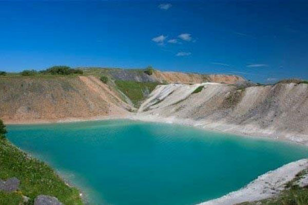Blue-square-lake-or-blue-lagoon-in-the-UK4