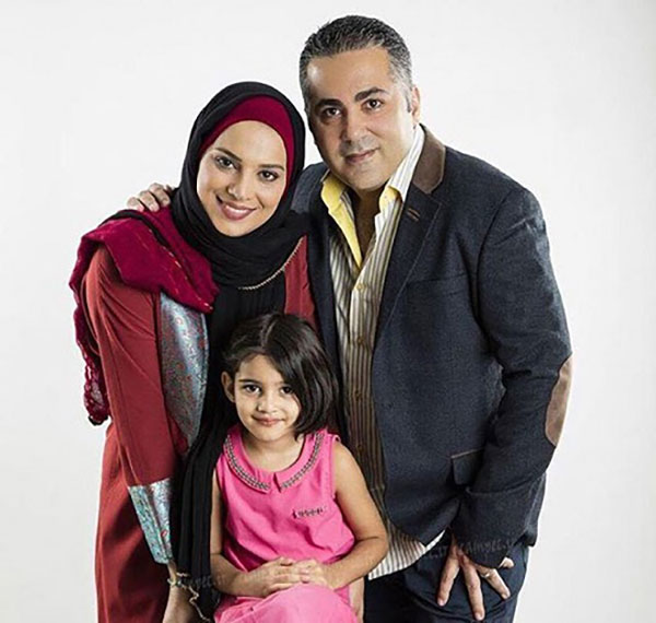 روشنک عجمیان در کنار همسر و دخترش