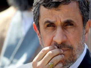 حضور بدون استقبال احمدی‌نژاد به مناسبت هفته دولت در حرم امام
