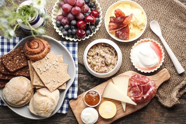 اصول چیدمان شیک و زیبا برای میز صبحانه