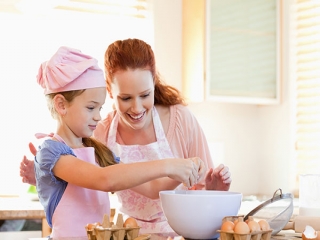 فواید آشپزی کردن کودک همراه با والدین