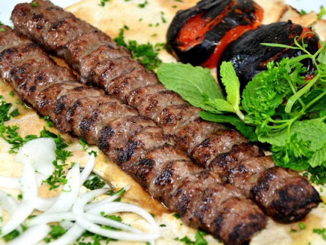 طرز تهیه کباب کوبیده به روش سنتی ایرانی طرز تهیه کباب کوبیده به روش سنتی ایرانی