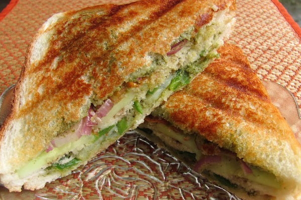 گوشه کالباس و قارچ