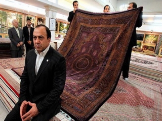 اهدا فرش ابریشم سرمایه گذار برج قو الماس خاورمیانه به آقای ظریف