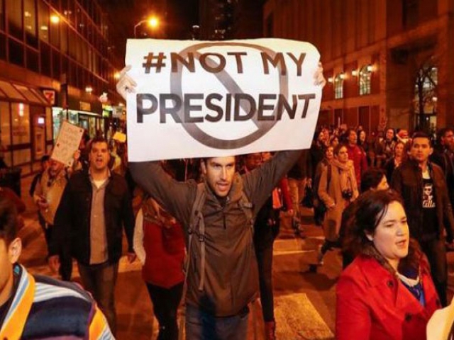 آمریکا همچنان صحنه اعتراضات به پیروزی ترامپ است/ تغییر رویکرد رئیس جمهور منتخب درباره کلینتون‌ها