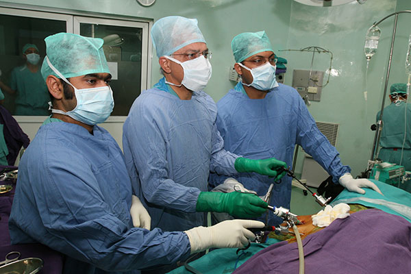 بهترین مراکز و پزشکان لاپاراسکوپی، عمل بررسی رحم در تهران