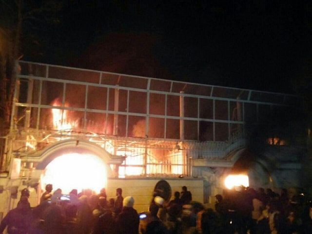 آتش کشیدن سفارت عربستان در تهران