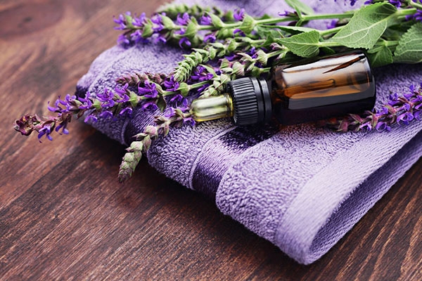 فواید و مضرات عرق اسطوخودوس