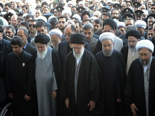 رهبر معظم انقلاب بر پیکر آیت‌الله هاشمی رفسنجانی نماز اقامه می‌کنند
