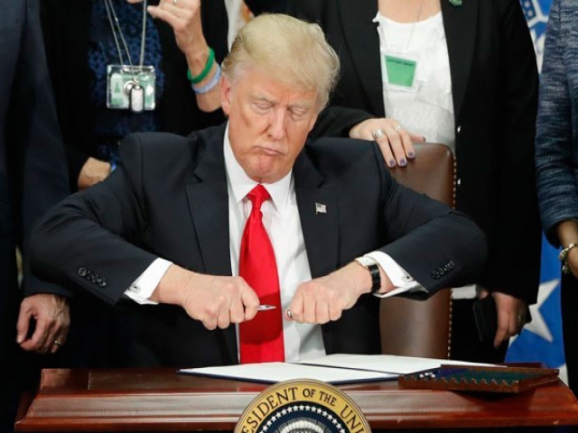 ترامپ فرمان «غربالگری مهاجرین از کشورهای مسلمان» را امضا کرد