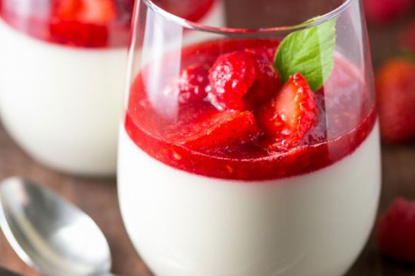 طرز تهیه دسر پاناکوتا توت فرنگی