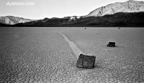 سنگهایی که خود بخود حرکت می کنند!!