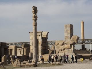 قطع درختان غیرمجاز تخت‌جمشید/ پیگیری خسارت ترامپ به گردشگری ایران