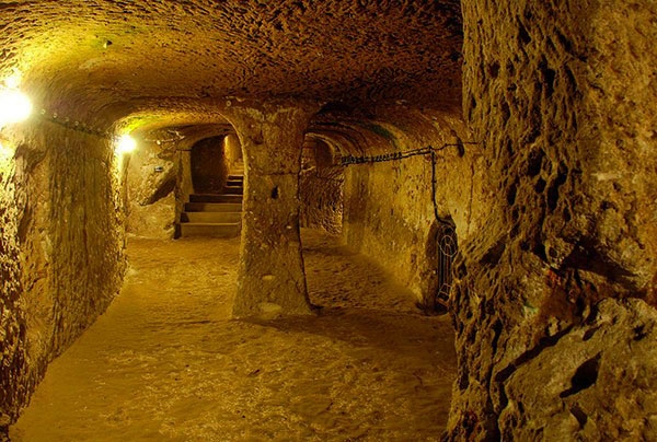 شهر زیرزمینی اویی نوش آباد