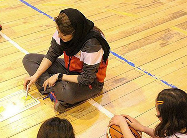 نعیمه ظفر درحال آموزش بسکتبال به کودکان