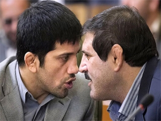 عباس جدیدی و علیرضا دبیر در صحن شورای شهر همدیگر را به باد کتک و ناسزا گرفتند !!