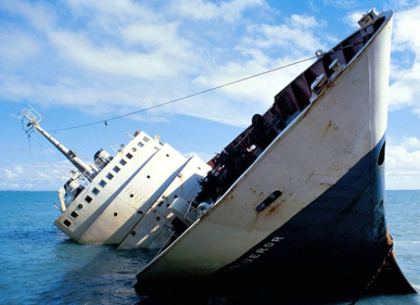 غرق شدن کشتی مسافربری دنا در کیش تلفات نداشت