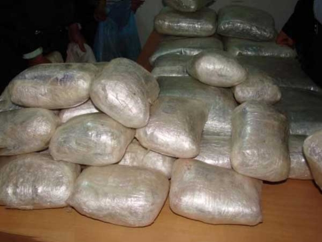 کشف 370 کیلوگرم حشیش در اتوبان تهران - قم کشف 370 کیلوگرم حشیش در اتوبان تهران - قم