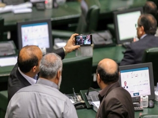 اقدام عجیب نمایندگان مجلس در مراسم تحلیف در بهارستان