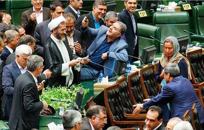 سلفی عجیب نمایندگان مجلس با موگرینی