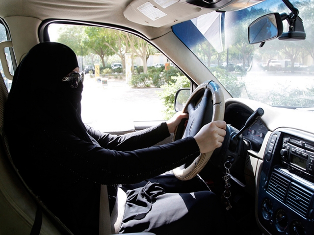 رویترز: ملک سلمان با صدور مجوز رانندگی زنان، سنت‌شکنی کرد