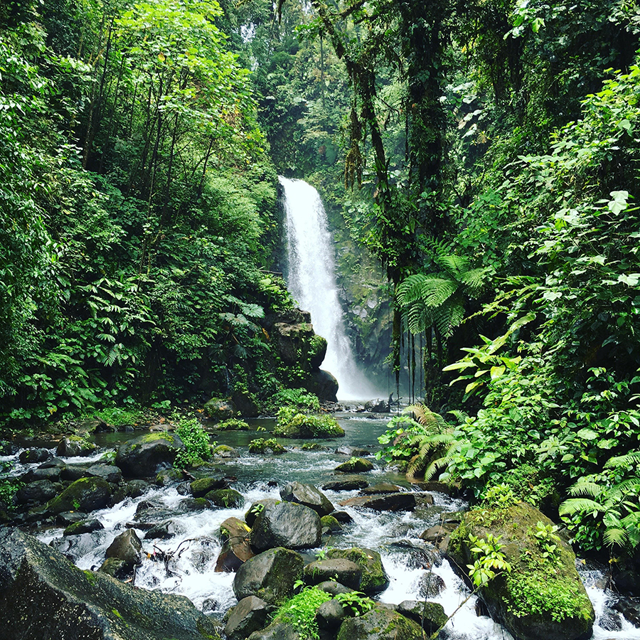 آبشار لاپاز از مکان های دیدنی کاستاریکا