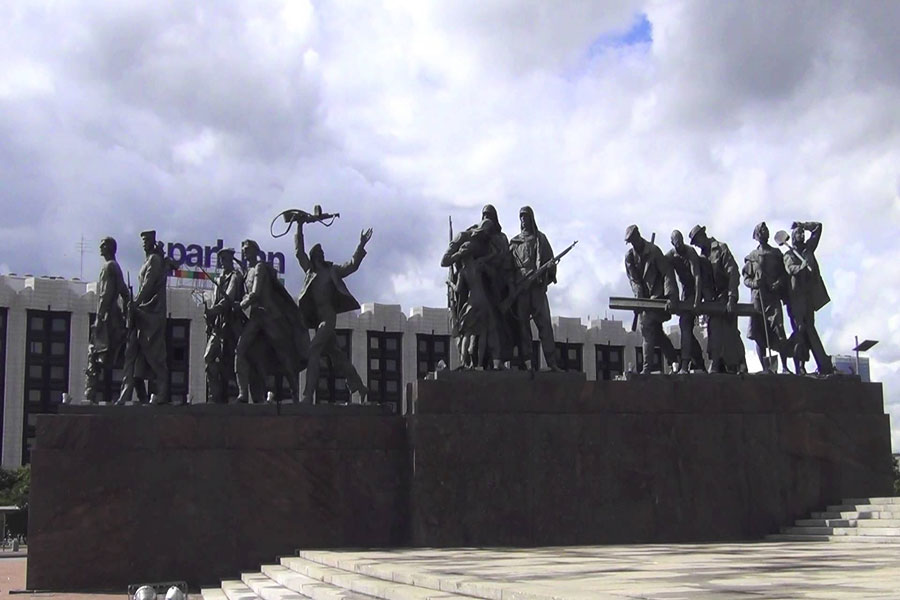 میدان پیروزی و مجسمه یادبود از دوران شوروی در سنت پیترزبورگ