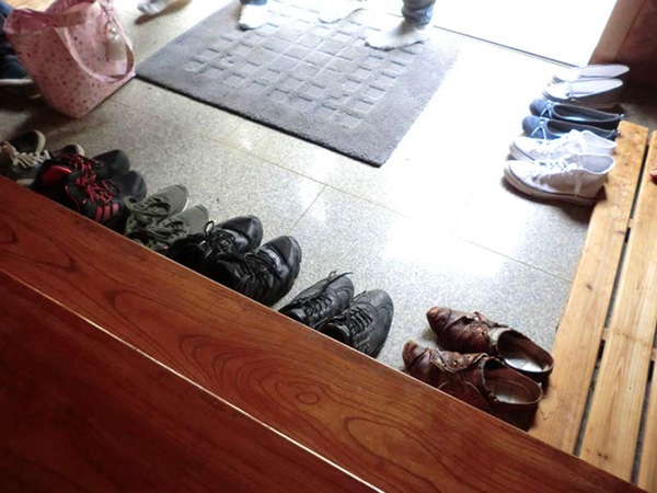 با کفش وارد خانه نشوید