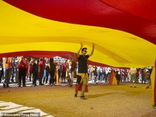 تظاهرات بزرگ وحدت در اسپانیا " می‌شه حرف بزنیم؟"