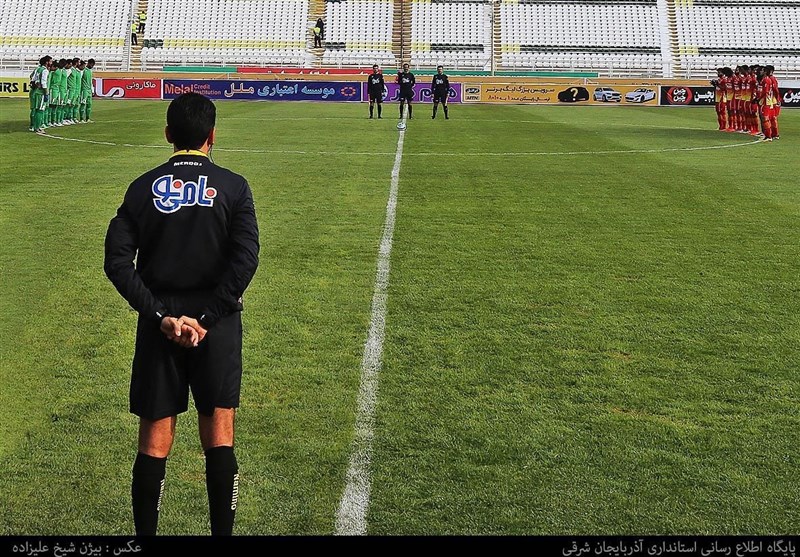 رنگ‌آمیزی چمن ورزشگاه امام علی کرمان پیش از آغاز مسابقه