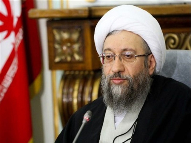 فردی که ادعای مردمی بودن دارد علیه نظام خنجر کشیده است فردی که ادعای مردمی بودن دارد علیه نظام خنجر کشیده است