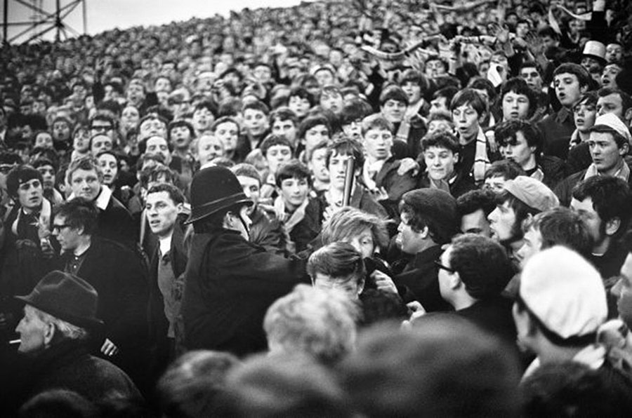 تراکم جمعیت زیاد در ورزشگاه اولدترافورد در دربی سال 1968