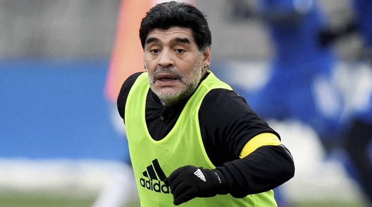 مارادونا: من باید بیش از مسی و رونالدو توپ طلا می‌بردم