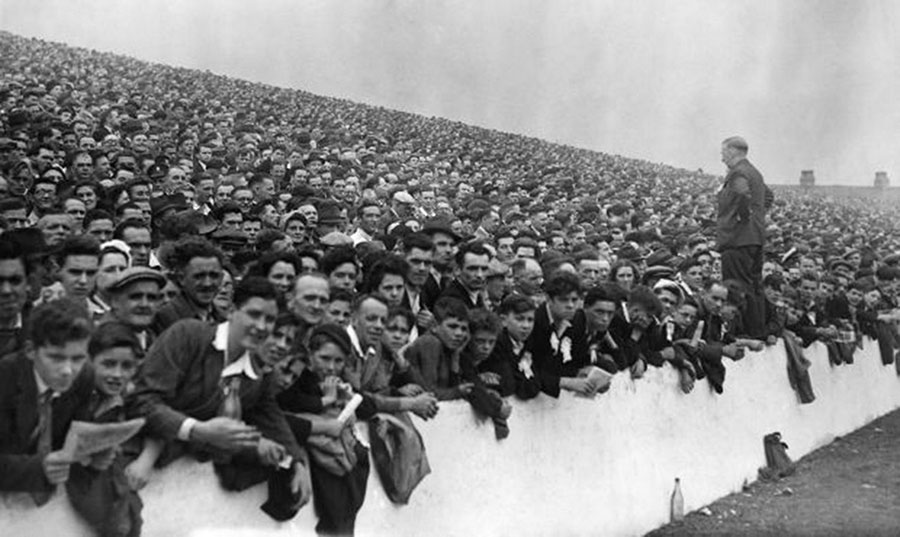 جمعیت در مین رود در حال تماشای داربی 1947