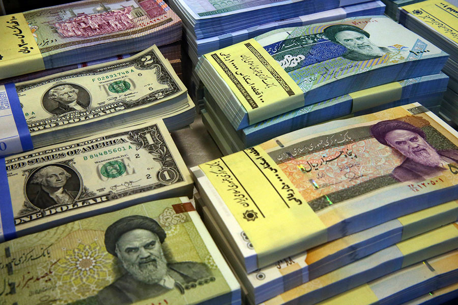 ارزش ریال ایران در برابر طلا و دلار