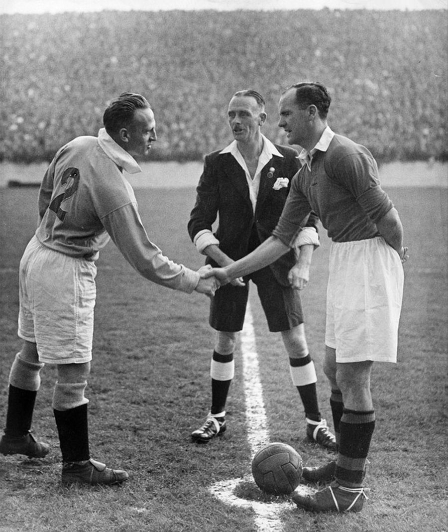 دست دادن کاپیتانهای دو تیم پیش از بازی سال 1947