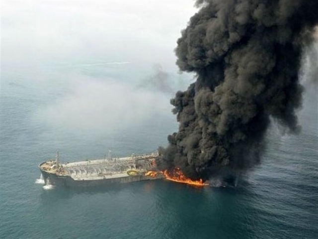 ورود نیروی دریایی ایران برای اطفای حریق نفتکش ایرانی