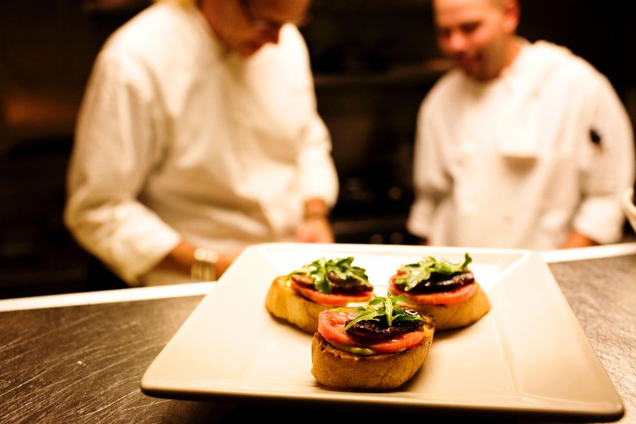 استخدام آشپز و کمک آشپز