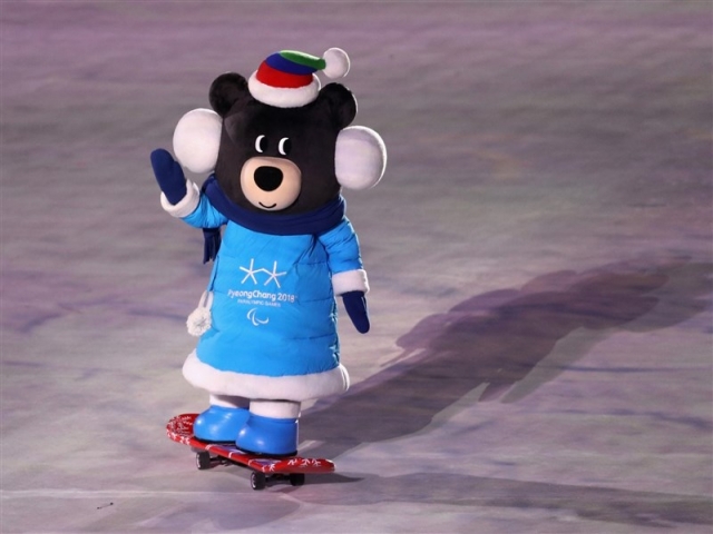 پارالمپیک زمستانی 2018| رژه کاروان ایران با پرچمداری اسکی‌باز نابینا در مراسم افتتاحیه