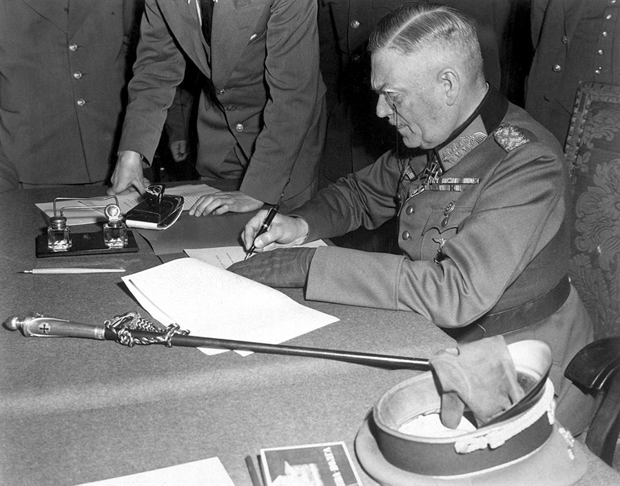 کیتل، شرایط تسلیم را امضا می‌کند. 7 مه 1945 برلین.