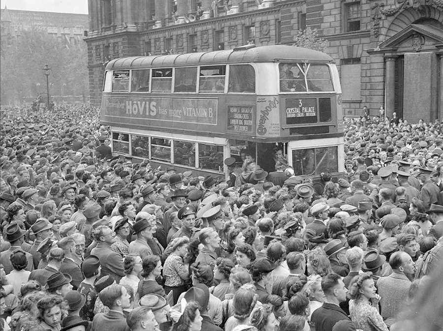 مردم برای شنیدن سخنرانی پیروزی وینستون چرچیل در وایت هاوس جمع شدند، 8 مه 1945.