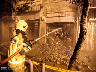 آتش سوزی در ساختمان فروش لوازم یدکی در خیابان امیرکبیر
