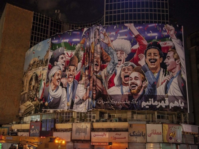 بیلبورد جنجالی میدان ولیعصر بیلبورد جنجالی میدان ولیعصر