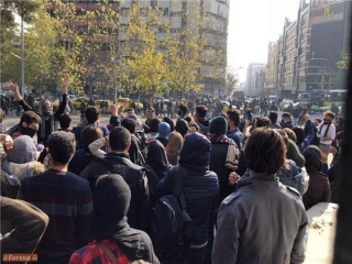 تجمع فروشندگان کیف و کفش در تهران بخاطر گرانی