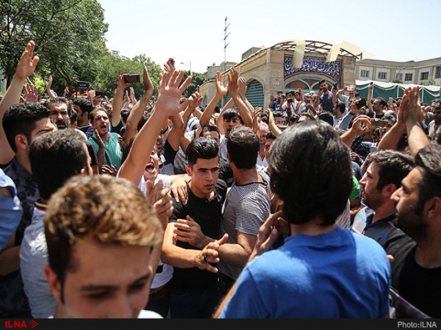 حضور نیروی انتظامی برای بازگرداندن آرامش به بازار/ تشکیل جلسه شورای تامین برای بررسی موضوع/ بخشی از بازار تعطیل شده است حضور نیروی انتظامی برای بازگرداندن آرامش به بازار/ تشکیل جلسه شورای تامین برای بررسی موضوع/ بخشی از بازار تعطیل شده است
