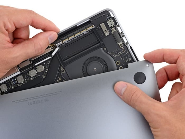 کالبدشکافی مک بوک پرو 2018 توسط iFixit کالبدشکافی مک بوک پرو 2018 توسط iFixit